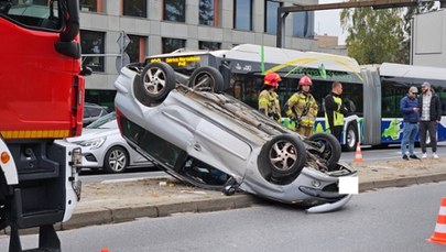 Groźny wypadek w Krakowie. Dachowało auto 