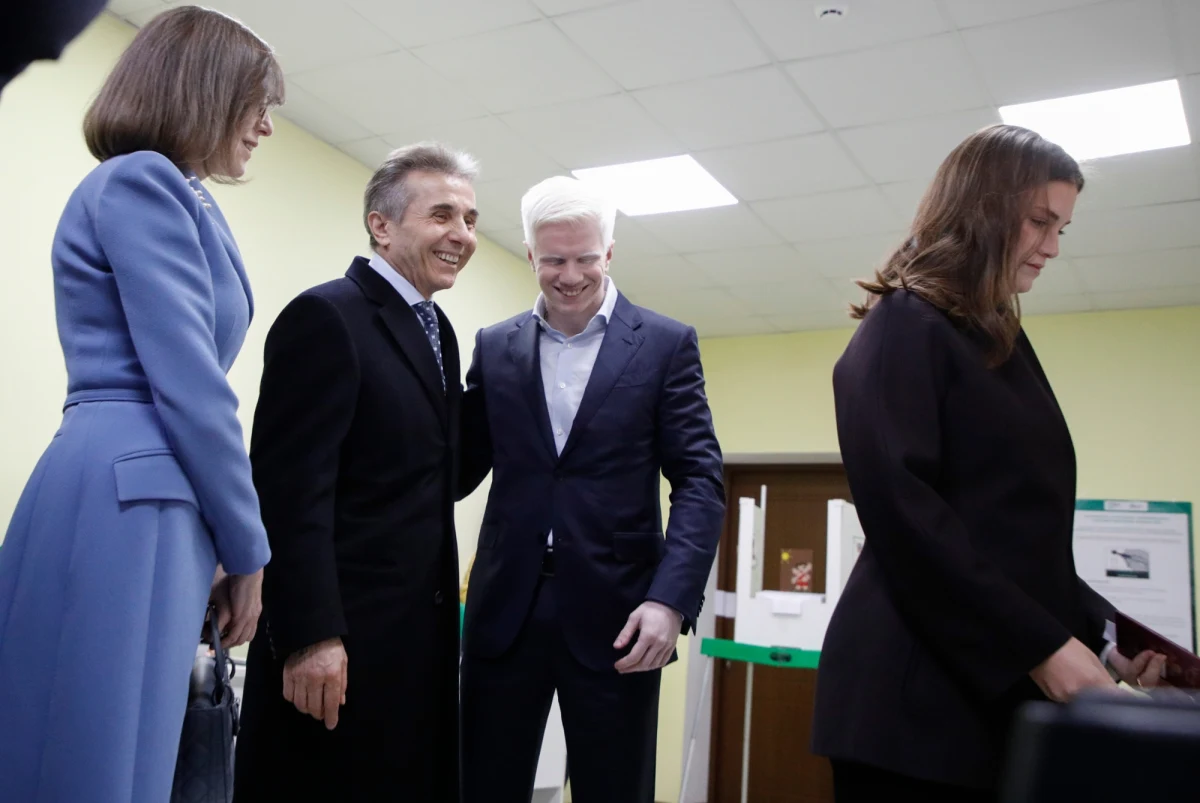 Centralna Komisja Wyborcza Gruzji poinformowała w sobotę wieczorem, że po przeliczeniu głosów z ok. 71 proc. lokali wyborczych wybory parlamentarne wygrywa rządząca partia Gruzińskie Marzenie z wynikiem ok. 53 proc. Media opozycyjne powołują się natomiast na badania exit poll, z których wynika, że ugrupowanie władzy straciło większość parlamentarną i wygrała opozycja.
