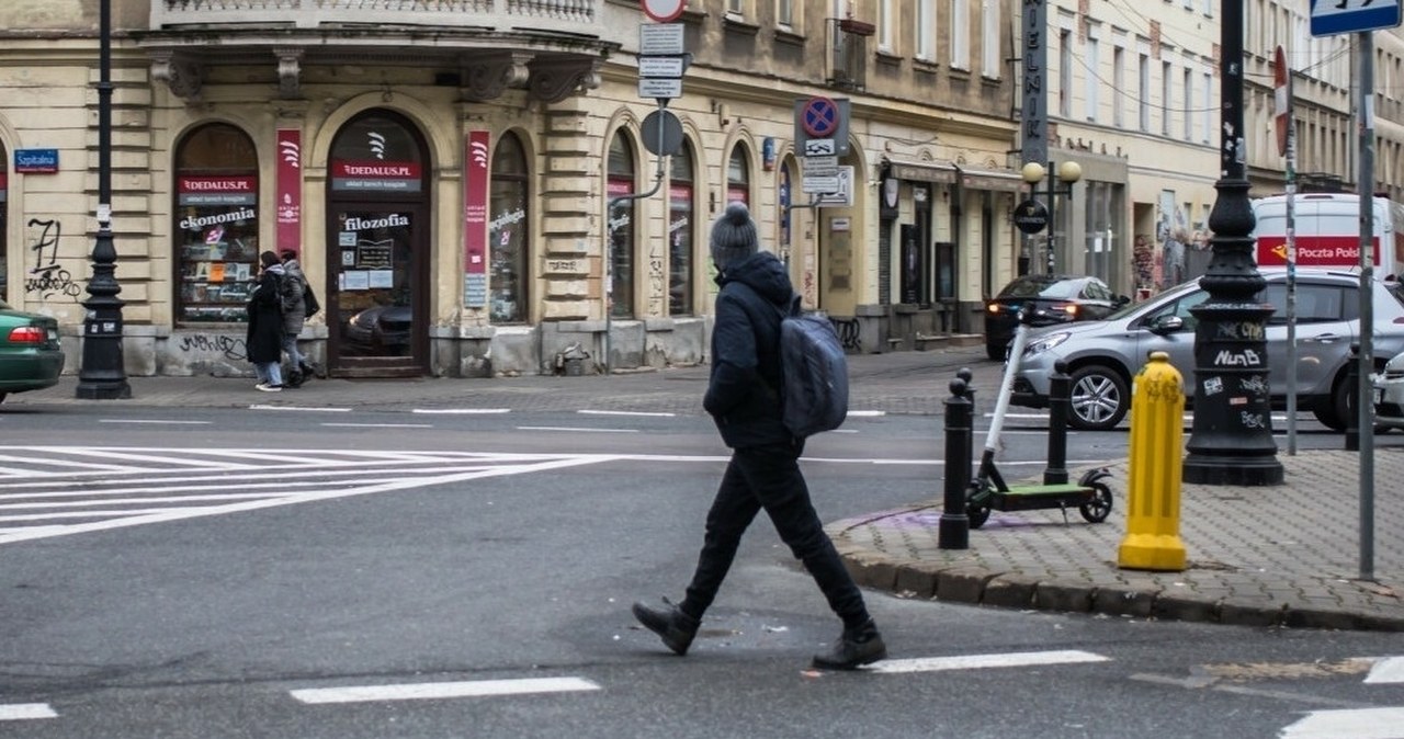 Czy pieszy ma pierwszeństwo, kiedy nie przechodzi po przejściu?
