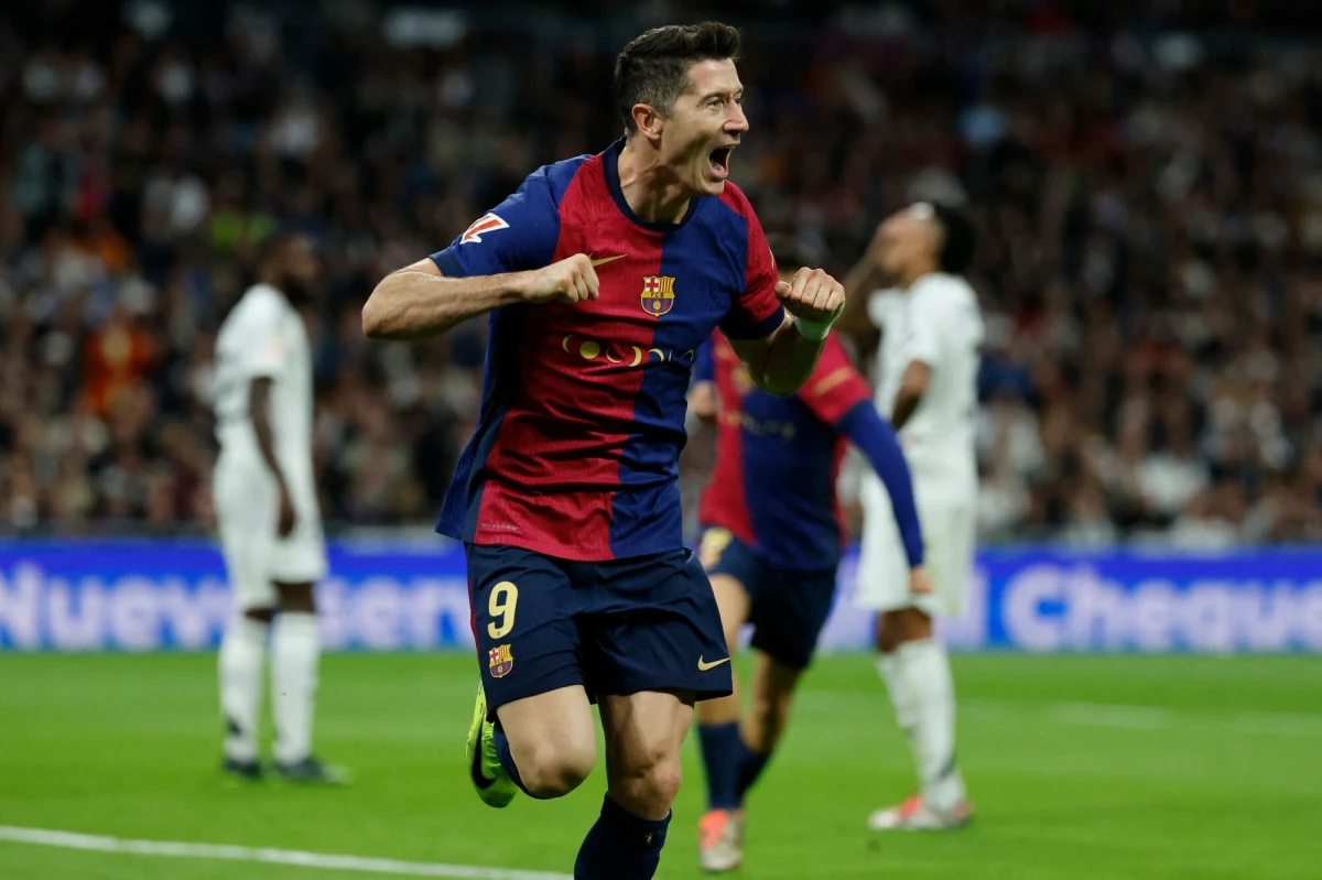 Barcelona pokonała 4:0 Real Madryt w ligowym El Clasico. Dwie bramki dla Barcy zdobył Robert Lewandowski. Polski sportowiec znów został bohaterem Katalończyków.