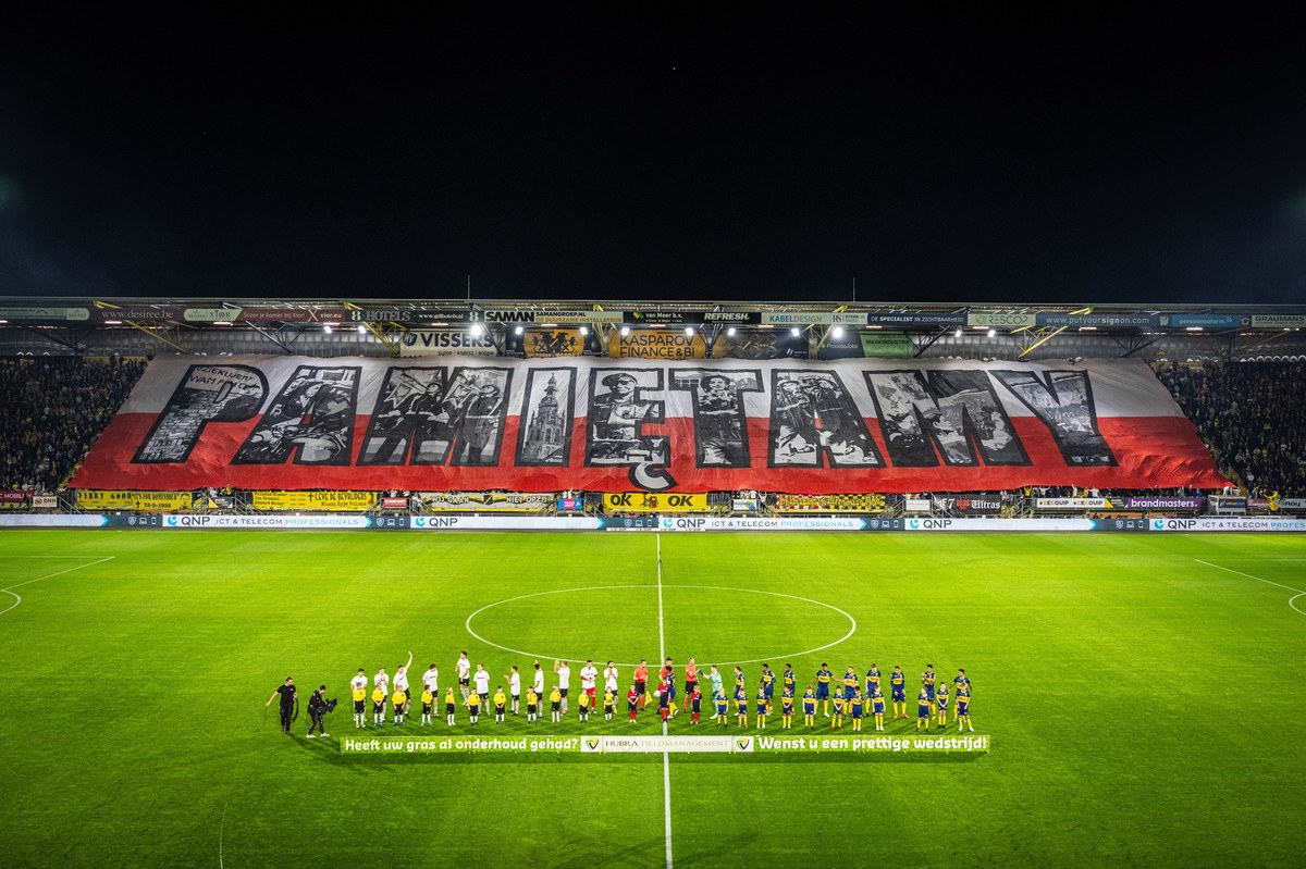 Okolicznościowe stroje piłkarzy, specjalna oprawa kibiców i symboliczne rozpoczęcie gry przez kpt. Eugeniusza Niedzielskiego, ps. Nead, 101-letniego weterana, który 80 lat temu brał udział w wyzwalaniu Bredy - to okoliczności, w których w sobotni wieczór miejscowy klub NAC po raz kolejny uczcił pamięć polskich żołnierzy.