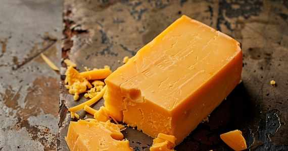 Brytyjska firma Neal’s Yard Dairy sprzedająca rzemieślnicze sery przekazała 22 tony cheddara o wartości 300 tys. funtów oszustowi podającemu się za francuskiego dystrybutora. Nie otrzymała zapłaty za towar. Dziennik „The Times” zastanawia się, czy za przestępstwem może stać gang, który chciał wwieźć ser do Rosji, omijając sankcje.