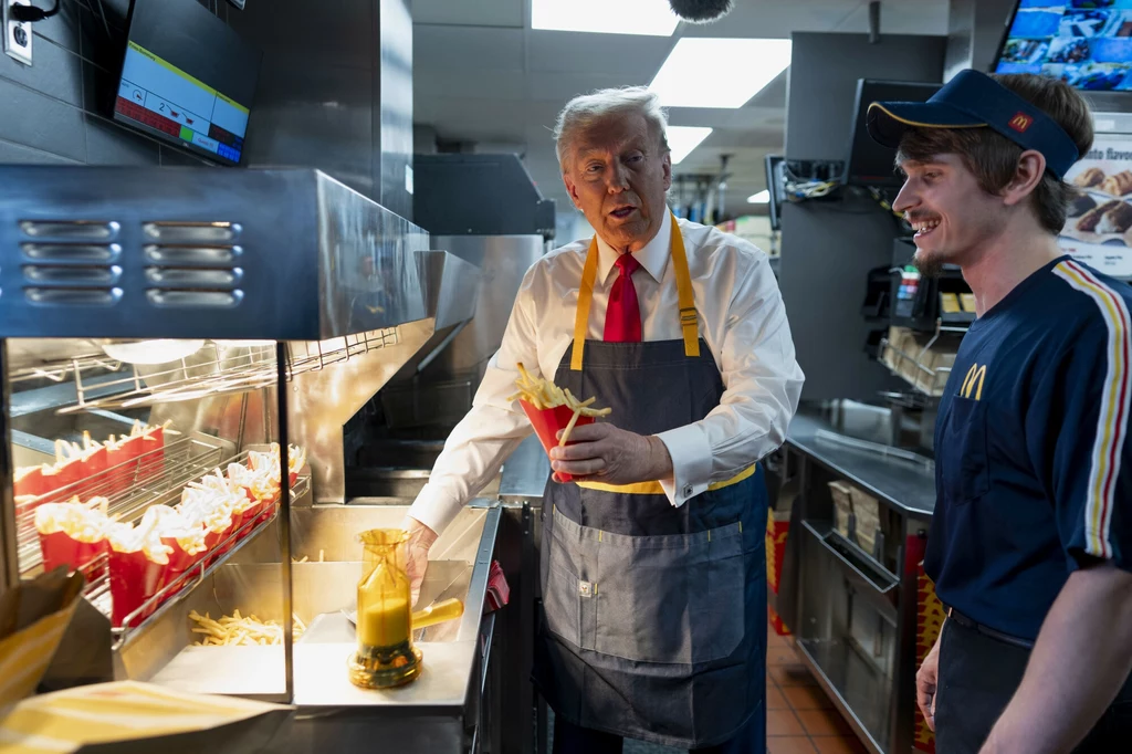 Donald Trump w ramach kampanii wystąpił jako sprzedawca w popularnej sieci fastfoodowej 