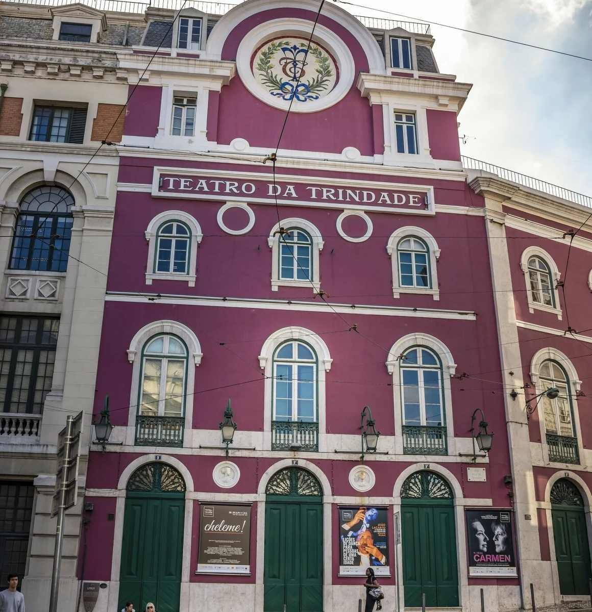 Kilka jednostek straży pożarnej gasiło w sobotni wieczór pożar w położonym w centrum Lizbony teatrze Trindade. Jak wynika z szacunków służb, ewakuowano kilkaset osób. Z powodu pojawienia się ognia zablokowano kilka ulic wokół budynku teatru.