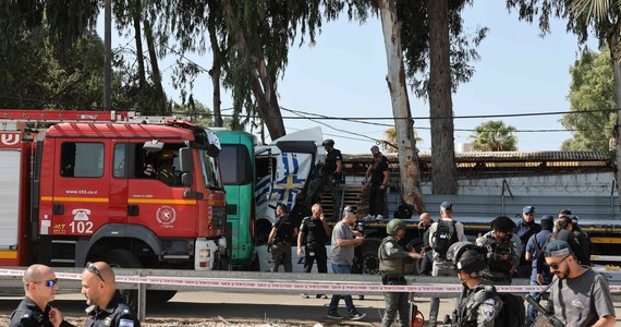 35 osób zostało rannych, gdy ciężarówka wjechała w przystanek autobusowy niedaleko bazy sił zbrojnych w środkowej części Izraela - poinformowały izraelskie służby ratunkowe. Kierowca pojazdu został zabity przez uzbrojonych cywilów - podała policja.