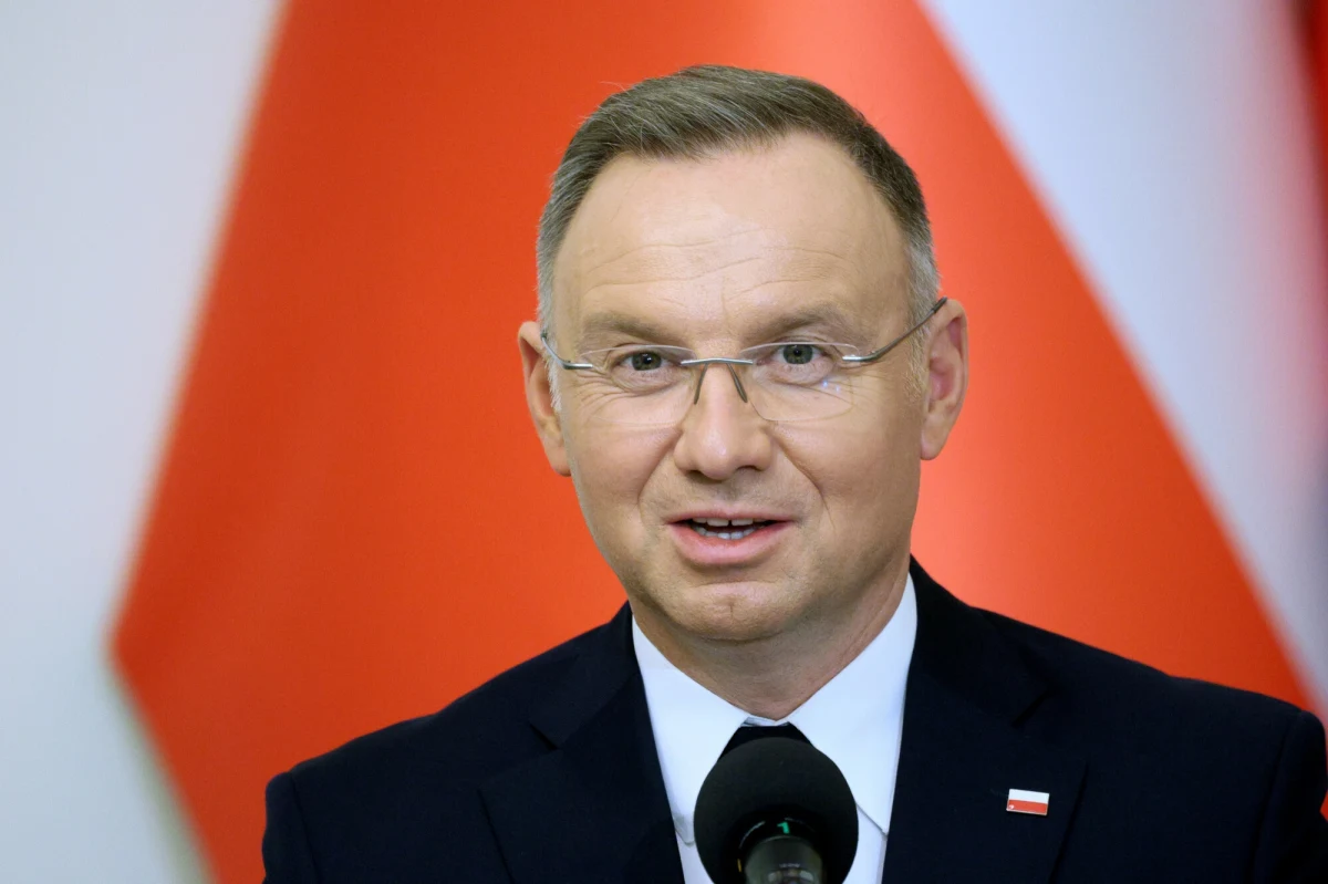 Czy projekt Tarczy Wschód to nowa "żelazna kurtyna"? Prezydent Andrzej Duda w rozmowie z Sunday Times przyznaje, że niektórzy politycy na Zachodzie nie patrzą przychylnym okiem na ideę budowy zapór i fortyfikacji na wschodnich granicach Polski. "Jeśli bezpieczeństwo moich rodaków ma być zapewnione przez to, że znów stanie 'żelazna kurtyna', to trudno, byle my znaleźlibyśmy się po jej wolnej stronie" - wyjaśnił i przekonywał, że nie ma obecnie dla wolnego świata większego zagrożenia niż Rosja. Co ciekawe, w wywiadzie udzielonym brytyjskiemu tygodnikowi Duda zakwestionował zasadność zaostrzania przepisów azylowych.