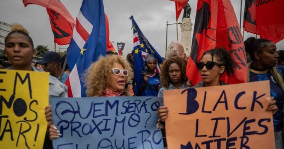 "Dosyć policyjnej przemocy!", "Precz z faszyzmem!" - skandowali uczestnicy protestu zorganizowanego w związku ze śmiercią z rąk policji Odaira Moniza, mieszkańca jednej z podlizbońskich miejscowości. W dwóch sobotnich demonstracjach brało udział kilkadziesiąt tysięcy osób. 