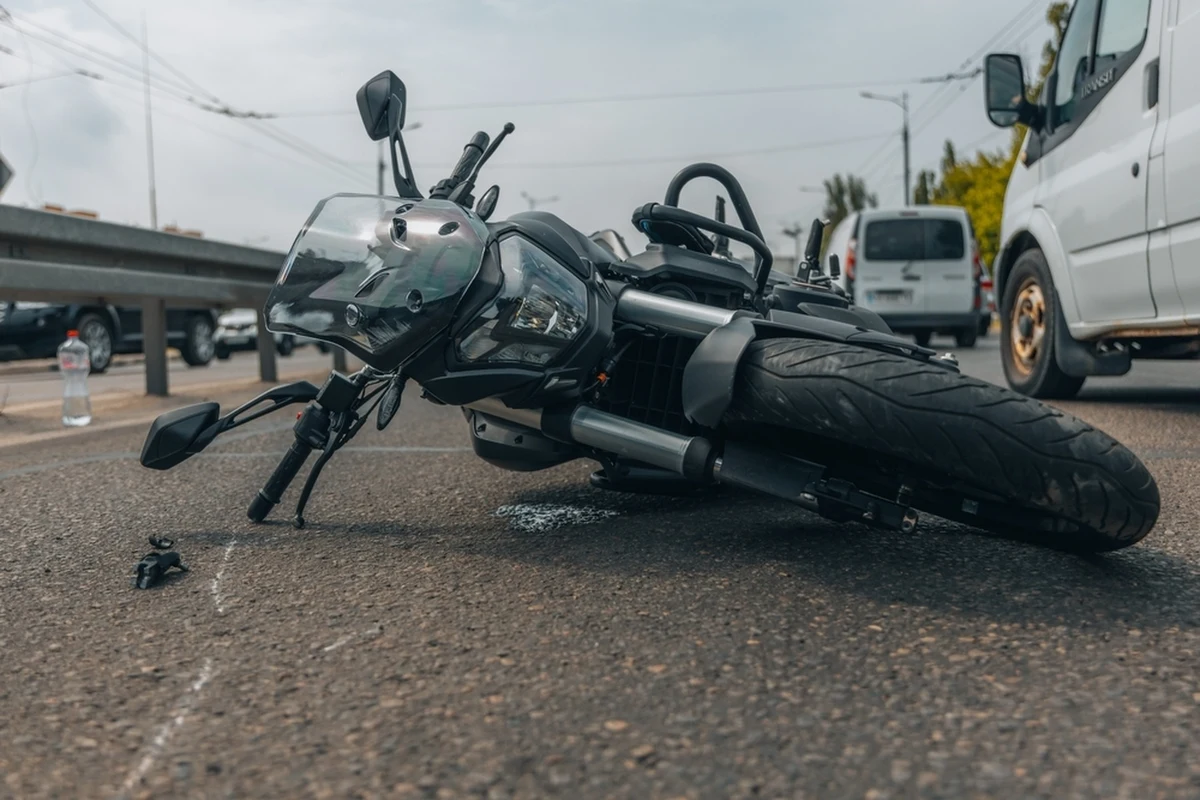 W zderzeniu samochodu osobowego z motocyklem zginął 75-letni kierowca osobówki. Kierujący citroenem 75-latek nie ustąpił pierwszeństwa przejazdu prawidłowo jadącemu motocykliście.