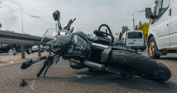 W zderzeniu samochodu osobowego z motocyklem zginął 75-letni kierowca osobówki. W rejonie miejsca wypadku na DK 91 wprowadzono ruch wahadłowy.