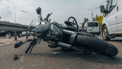 75-latek zginął na miejscu. Tragiczne zderzenie osobówki z motocyklem w Łódzkiem 