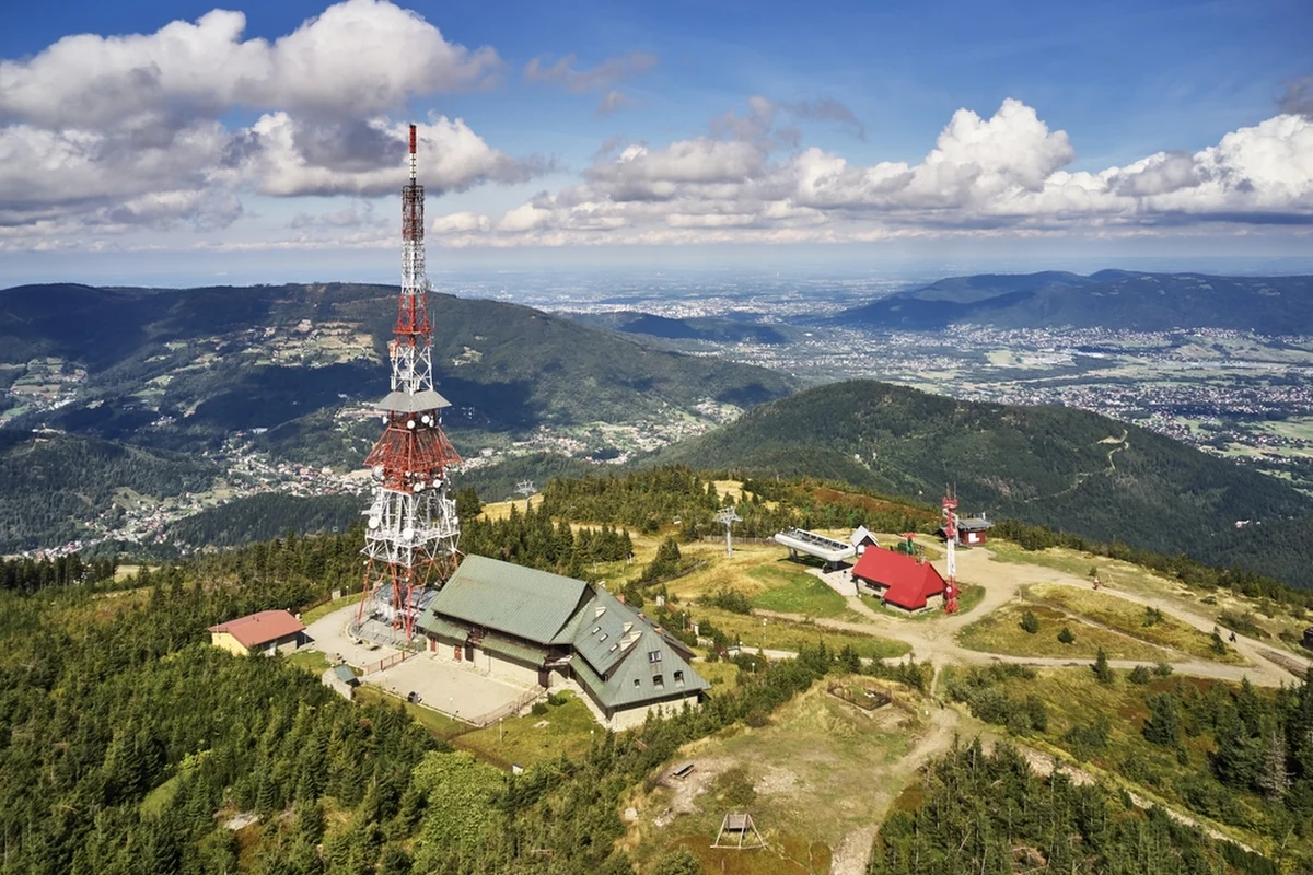 Kolejka górska na Skrzyczne w Beskidzie Śląskim od poniedziałku będzie nieczynna. Powód? Jesienne przeglądy techniczne. Konserwatorzy zajmą się również wyciągiem na górę Żar w Międzybrodziu Żywieckim. 
