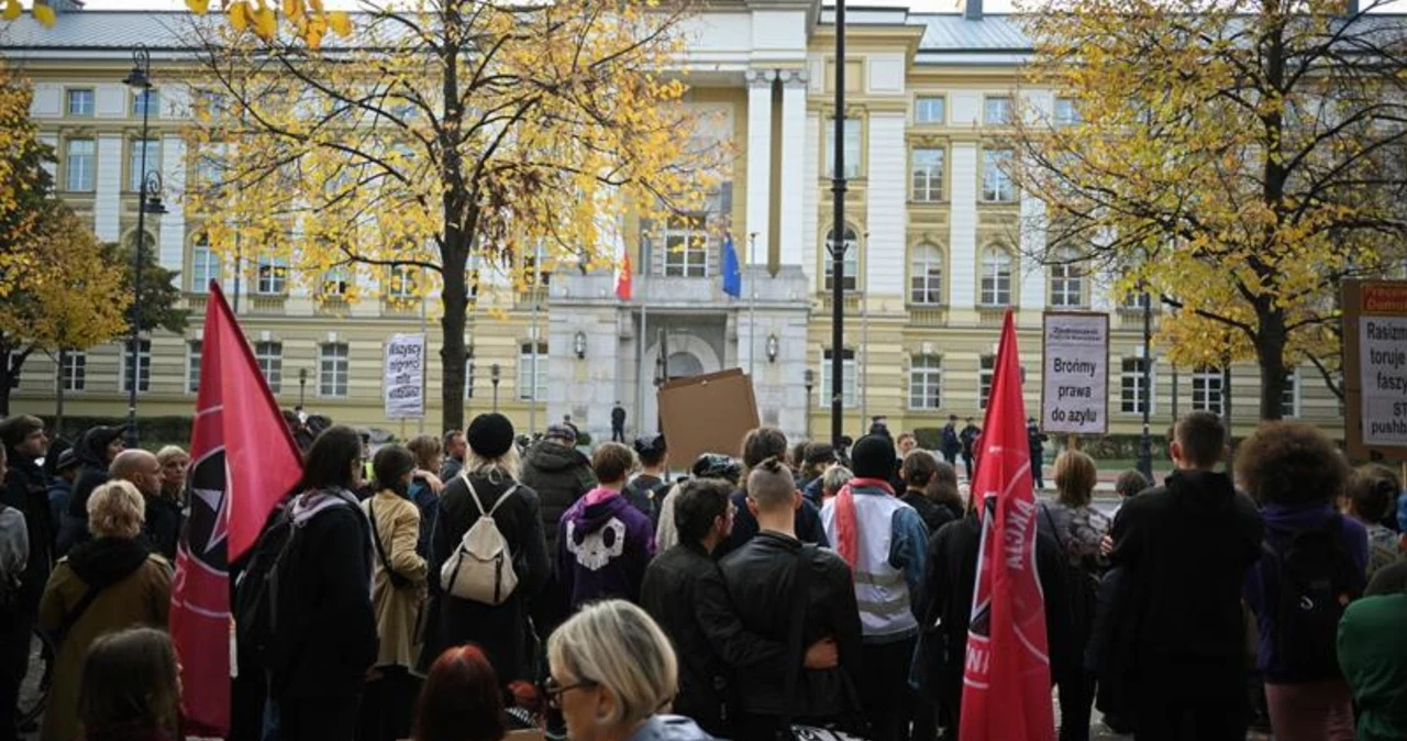 Protest przez Kancelarią Prezesa Rady Ministrów w Warszawie