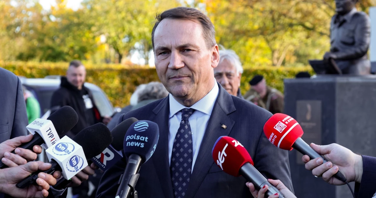 Minister spraw zagranicznych Radosław Sikorski podczas rozmowy z dziennikarzami w Holandii