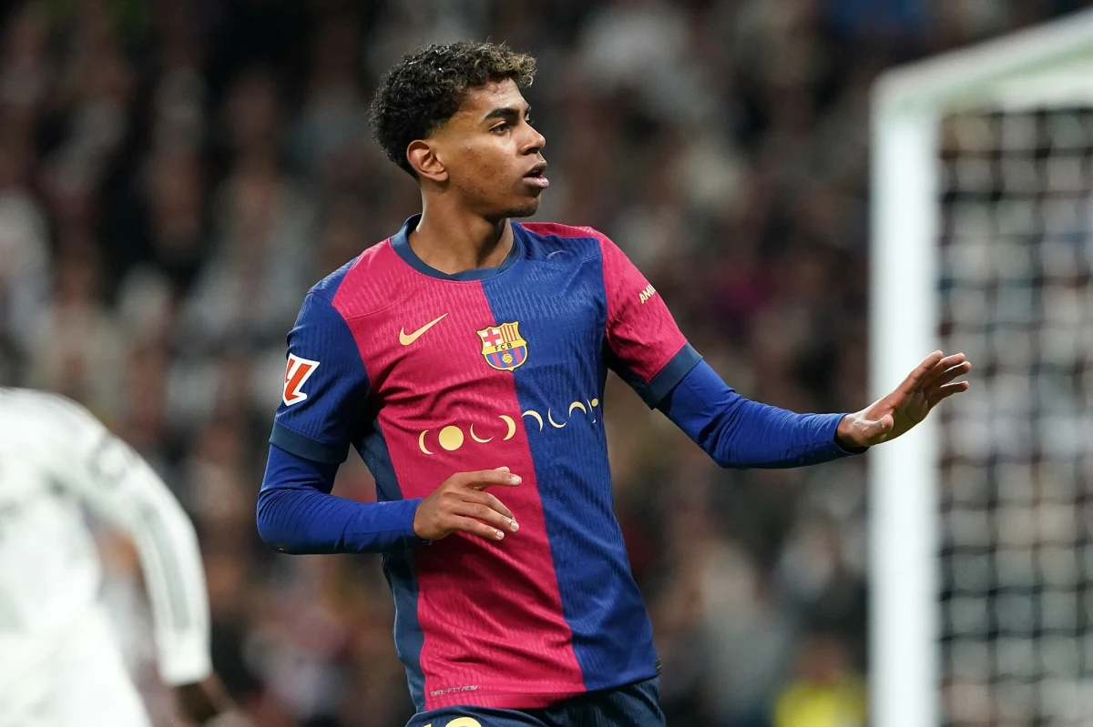 Kibice Realu Madryt mieli w czasie El Clasico lżyć piłkarzy FC Barcelony. Pod adresem 17-letniego Lamine Yamala miały się też posypać rasistowskie obelgi. Na skandal zareagował klub z Madrytu, a także La Liga i rząd Hiszpanii.