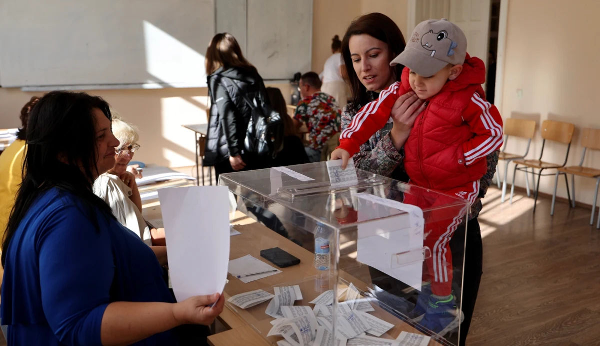 Centroprawicowa partia GERB byłego premiera Bojko Borisowa wygrała niedzielne przedterminowe wybory parlamentarne w Bułgarii, zdobywając 25,1-26,4 proc. głosów - wynika z dwóch sondaży exit poll. Były to siódme wybory parlamentarne w Bułgarii od kwietnia 2021 r.