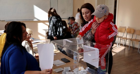 Centroprawicowa partia GERB byłego premiera Bojko Borisowa wygrała niedzielne przedterminowe wybory parlamentarne w Bułgarii, zdobywając 25,1-26,4 proc. głosów - wynika z dwóch sondaży exit poll. Były to siódme wybory parlamentarne w Bułgarii od kwietnia 2021 r.