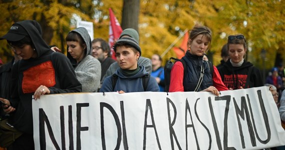 "Wśród nocnej ciszy ktoś umiera w lesie", "Terroryści noszą mundury i garnitury" - takie transparenty można było zobaczyć podczas niedzielnej demonstracji w Warszawie. Marsz "Prawo do azylu - prawem człowieka" przeszedł ulicami stołecznego miasta pod Kancelarię Prezesa Rady Ministrów. 