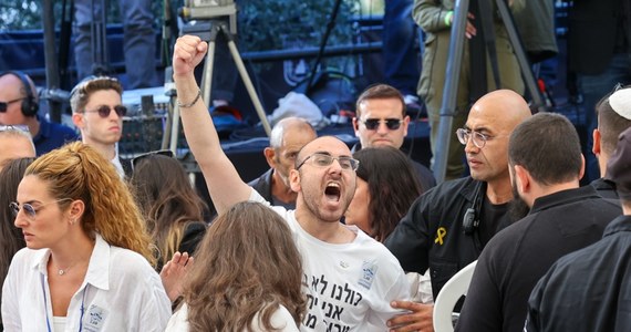 Transmitowane na żywo przemówienie Benjamina Netanjahu zostało zakłócone przez protestujących. Premier Izraela wygłaszał mowę podczas ceremonii upamiętniającej ofiary ataku Hamasu z 7 października 2023 roku.