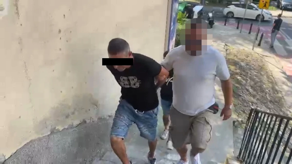 Cztery osoby zostały zatrzymane po tym, jak włamały się do jednego z mieszkań przy ul. Żurawiej w Warszawie. Mężczyźni wracali z zakrapianej imprezy i - jak przyznali - chcieli po prostu przedłużyć sobie zabawę. 