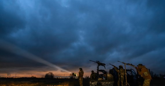 Atak ukraińskich dronów na południu Rosji wywołał pożar w obiekcie przemysłowym i zranił jedną osobę. Do pożaru wysłano służby ratunkowe - napisał na swoim kanale w Telegramie Aleksander Gusiew, gubernator obwodu woroneskiego. O sprawie poinformował Reuters.