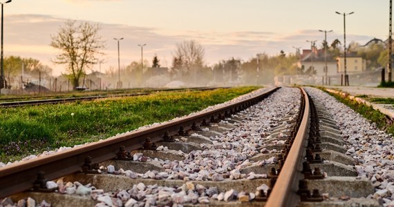 Czy mieszkańcy Krakowa, Katowic i Rzeszowa będą mieli bezpośrednie połączenia kolejowe do lotniska w Baranowie, czy też będą musieli się przesiadać w Warszawie? Trwa spór o to, jak będzie wyglądał węzeł torów w centrum kraju - pisze w poniedziałkowym wydaniu "Dziennik Gazeta Prawna".