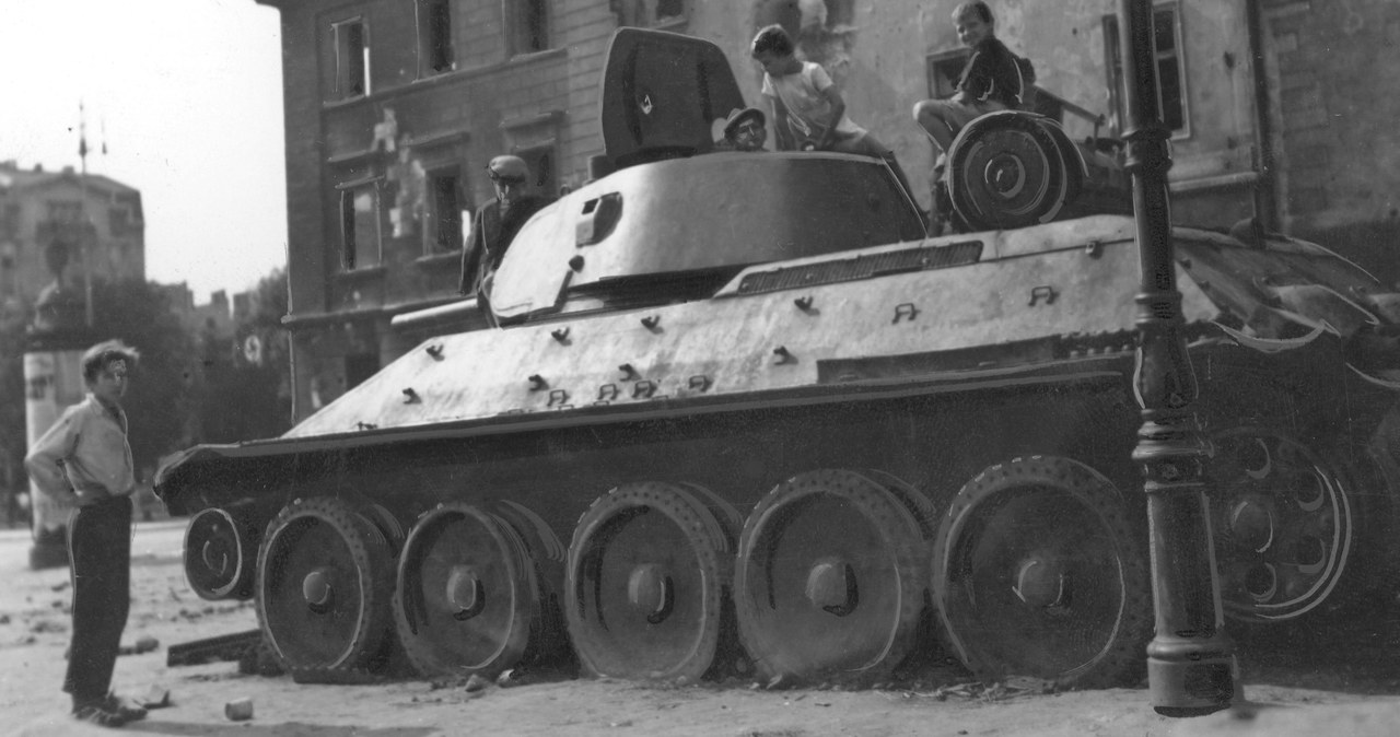 "To kiedy wyślecie T-34?" - pytali swego czasu internauci, otwarcie żartując z transportów czołgów T-54 i innych muzealnych eksponatów wysyłanych do Ukrainy. Rosyjscy propagandyści przekonywali wtedy, że to wcale nie jest taki zły pomysł, bo gdyby zaszła taka potrzeba, to T-34 mogłyby bez problemu pojechać na front. 