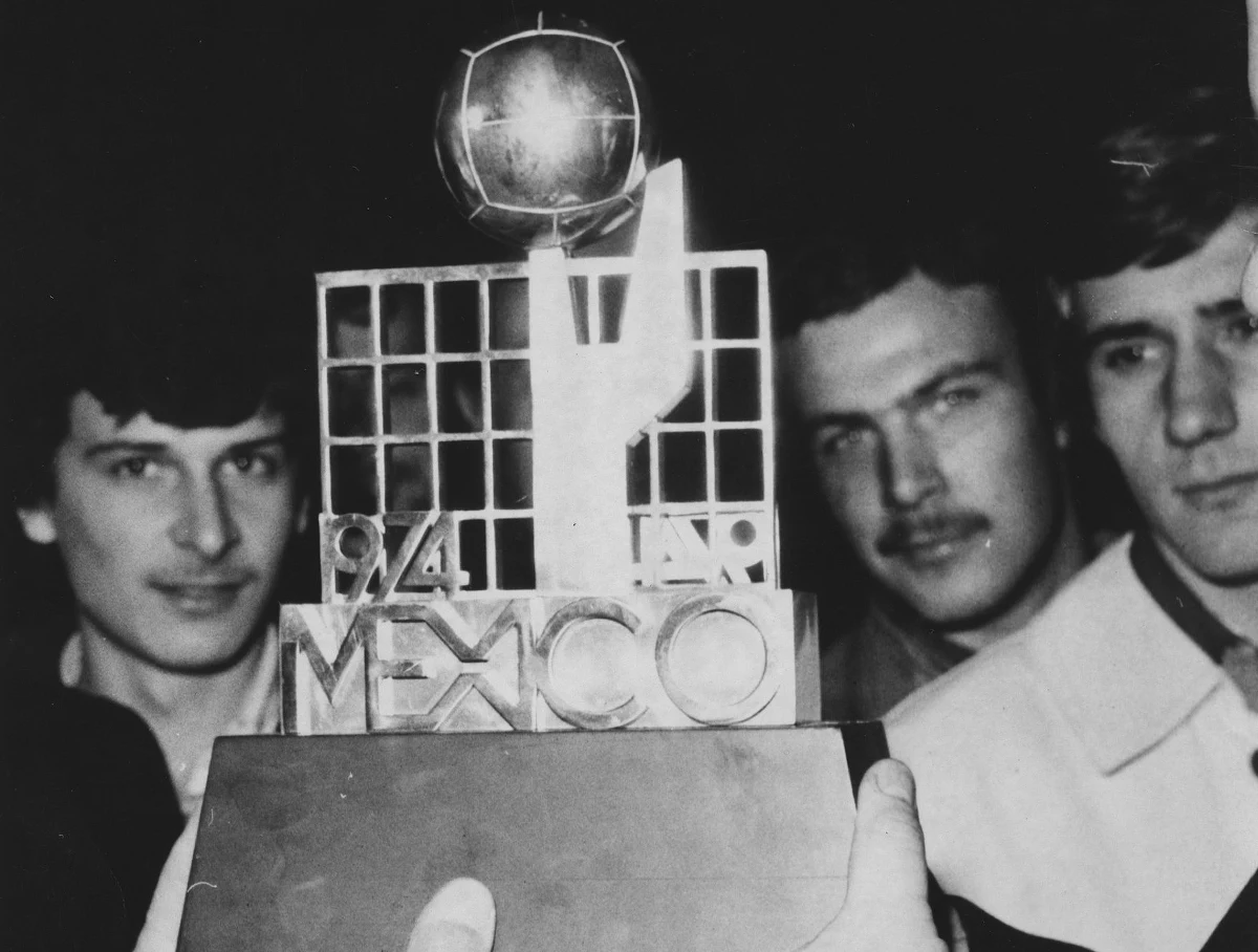 Mija pół wieku od ogromnego sukcesu polskich siatkarzy. 27 października 1974 roku Biało-Czerwoni po pokonaniu Japonii zostali w Meksyku mistrzami świata. Drużyna trenera Huberta Wagnera była świetnie przygotowana do długiego turnieju. Imponowała fizycznością, co było efektem wielogodzinnych treningów. "Ja jestem po by-passach, po nowotworze. Jestem pod wrażeniem, że udało mi dociągnąć do takiego jubileuszu" - mówi jedna z gwiazd tamtej reprezentacji Ryszard Bosek.