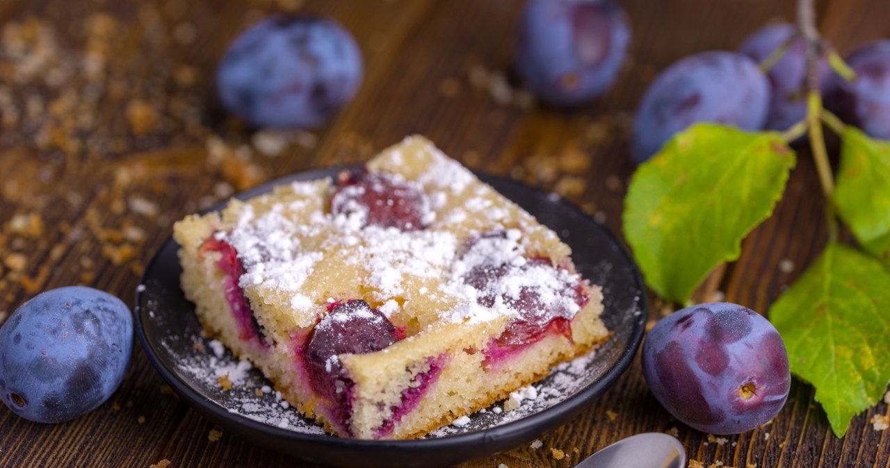 Fit placek śliwkowy bez cukru i mąki pszennej. Idealny na diecie po 40-tce