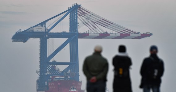 Do Baltic Hub w Gdańsku wpłynął statek Zhen Hua 36 z czterema suwnicami. W kolejnych dniach będą one rozładowywane i montowane na nabrzeżu T3.