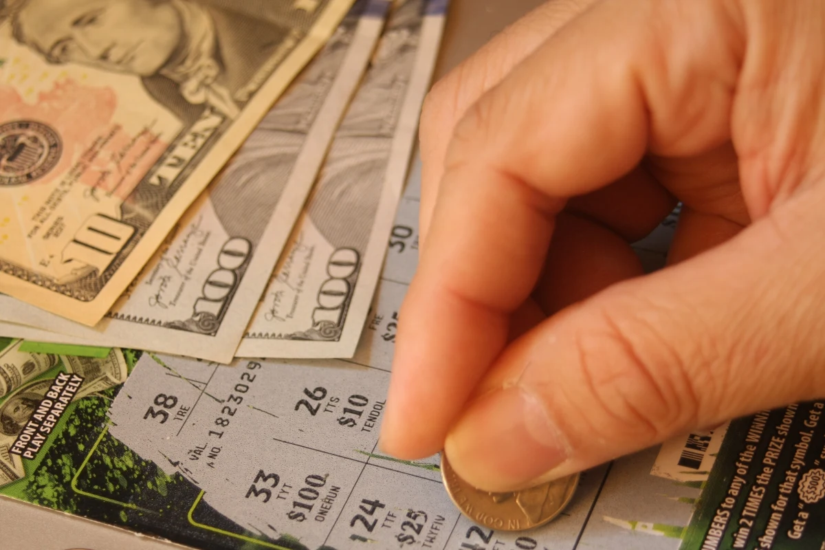 Wielkie szczęście miał pewien mieszkaniec Karoliny Północnej w USA. Mężczyzna znalazł na parkingu przed sklepem 20-dolarowy banknot. Pieniądze przeznaczył na zakup zdrapki. To, co początkowo wydawało się drobnym szczęściem, przerodziło się w wielką wygraną.