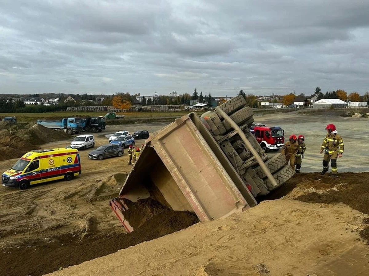 Na budowie Obwodnicy Metropolii Trójmiejskiej niedaleko węzła Chwaszczyno wywróciła się na skarpie wywrotka. To informacja jaką otrzymaliśmy na Gorącą Linię RMF FM. Policjanci ustalili, że mężczyzna nie posiadał uprawnień do kierowania pojazdem. W dodatku z jego ust wyczuwalny był zapach alkoholu. 