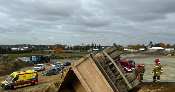 Na budowie Obwodnicy Metropolii Trójmiejskiej niedaleko węzła Chwaszczyno wywróciła się na skarpie wywrotka. To informacja jaką otrzymaliśmy na Gorącą Linię RMF FM.