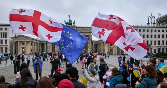 Prezydent Gruzji Salome Zurabiszwili wezwała w poniedziałek Zachód do poparcia opozycyjnych protestów w jej kraju przeciwko oficjalnym wynikom sobotnich wyborów parlamentarnych. "Gruzja padła ofiarą rosyjskich nacisków wymierzonych przeciwko unijnym aspiracjom kraju" - dodała. Prezydent Andrzej Duda poinformował, że omówił z prezydent Gruzji Salome Zurabiszwili sytuację w tym kraju po wyborach parlamentarnych i zapewnił ją o niezachwianym poparciu Polski dla euroatlantyckich aspiracji narodu gruzińskiego.