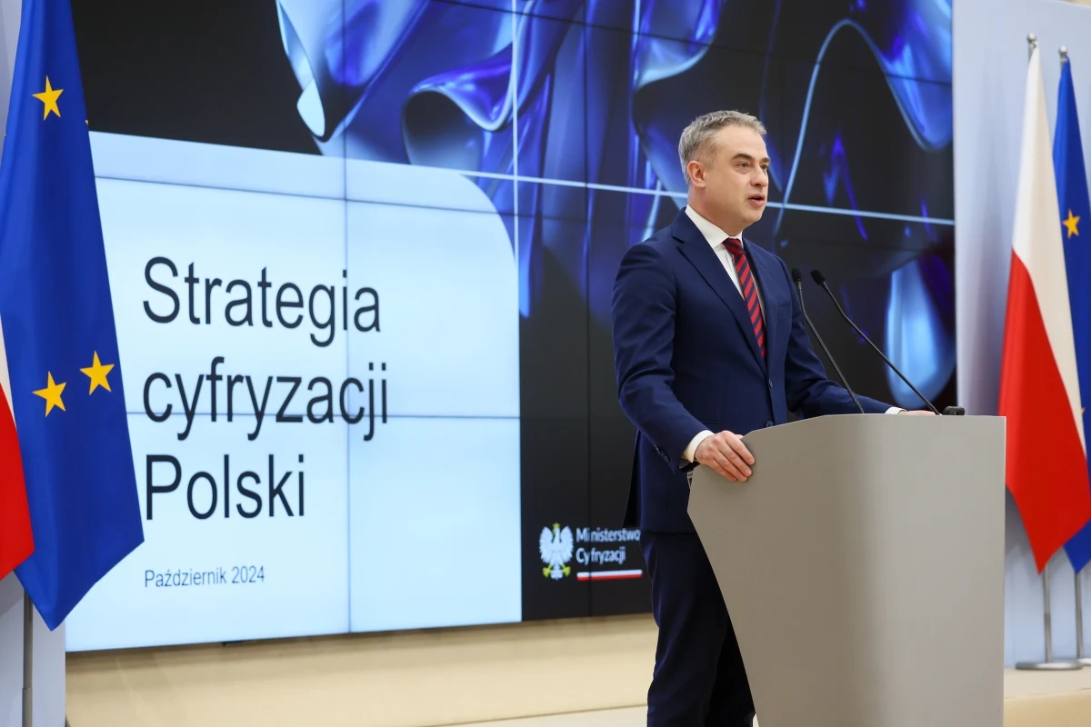Minister cyfryzacji Krzysztof Gawkowski podczas konferencji prasowej powiedział, że w 2025 r. zostanie zaprezentowana rządowi Strategia cyfryzacji Polski. Jej głównym założeniem jest poprawa jakości życia, dzięki wprowadzeniu dostępu online do wszystkich usług. Jak zapowiedział wicepremier, do 2030 r. na cyfryzację Polska wyda łącznie ponad 100 mld. zł.