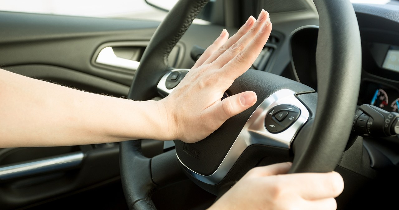 Kiedy można używać klaksonu w aucie? Kierowcy się dziwią