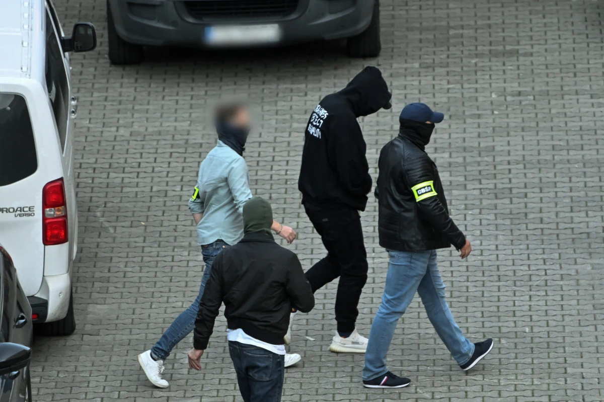 Youtuber Kamil L. znany jako Budda pozostanie w areszcie - tak zdecydował Sąd Okręgowy w Szczecinie. Z aresztu nie wyjdzie również jego partnerka, Aleksandra K. Jak dowiedziała się reporterka RMF FM Aneta Łuczkowska, decyzja ta zapadła po rozpoznaniu zażaleń wniesionych przez podejrzanych oraz obrońców na postanowienia Sądu Rejonowego Szczecin-Prawobrzeże i Zachód w Szczecinie. Buddzie i innym podejrzanym w tej sprawie grozi co najmniej 8 lat więzienia. Mieli działać w ramach zorganizowanej grupy przestępczej. 