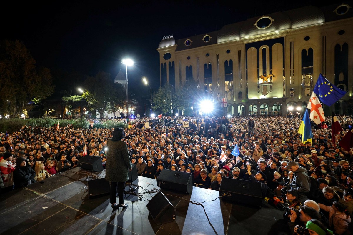 W centrum Tbilisi odbyła się zwołana przez prezydent Gruzji Salome Zurabiszwili demonstracja mająca pokazać sprzeciw wobec oficjalnych wyników wyborów parlamentarnych. Jeden z liderów opozycji Giorgi Waszadze ogłosił podczas manifestacji przed parlamentem, że siły opozycyjne będą domagać się powtórzenia wyborów parlamentarnych. Miałyby się odbyć pod zwierzchnictwem “międzynarodowej administracji”.