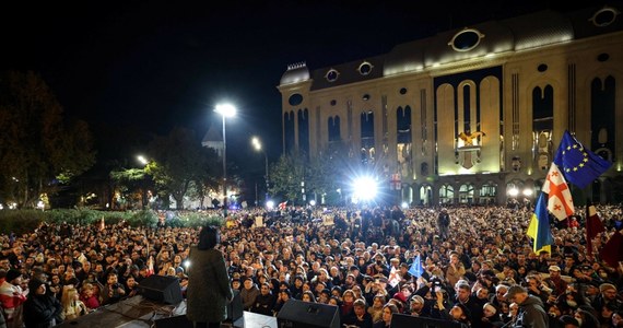 W poniedziałek o godz. 19 czasu miejscowego (16 czasu polskiego) w centrum Tbilisi rozpoczęła się zwołana przez prezydent Gruzji Salome Zurabiszwili demonstracja mająca pokazać sprzeciw wobec oficjalnych wyników wyborów parlamentarnych. Jeden z liderów opozycji Giorgi Waszadze ogłosił podczas manifestacji przed parlamentem, że siły opozycyjne będą domagać się powtórzenia wyborów parlamentarnych. Miałyby się odbyć pod zwierzchnictwem “międzynarodowej administracji”.