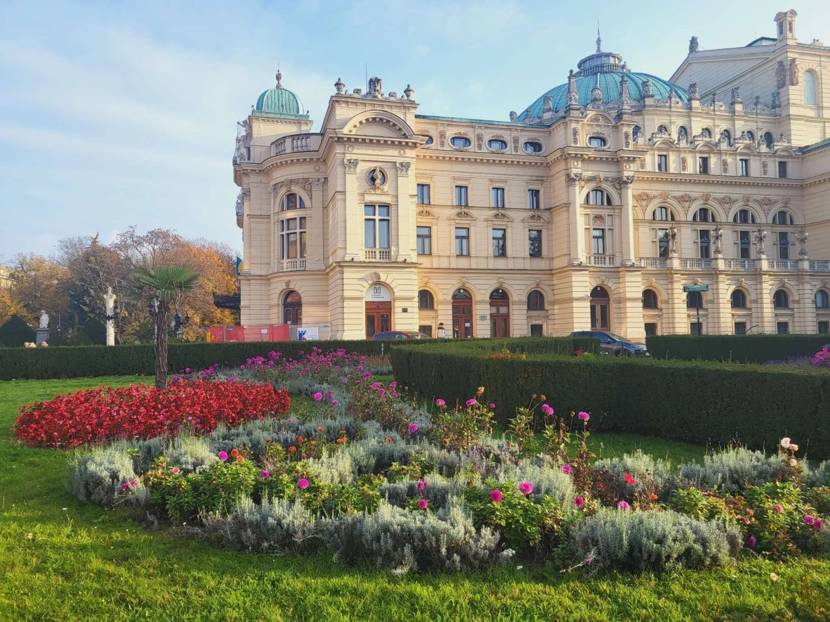 Dalie, kanny, begonie, ale i lawenda, i koleus, które kwitły w ostatnim sezonie na plantach i placu świętego Ducha w Krakowie, szukają domów, w których przezimują. Osoby zainteresowane zabraniem roślin mogą przyjść w środę na 10:00 na pl. św. Ducha.