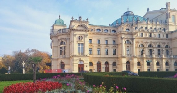 Dalie, kanny, begonie, ale i lawenda, i koleus, które kwitły w ostatnim sezonie na plantach i placu świętego Ducha w Krakowie, szukają domów, w których przezimują. Osoby zainteresowane zabraniem roślin mogą przyjść w środę na 10:00 na pl. św. Ducha.