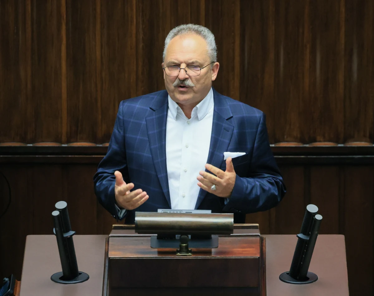 Poseł Marek Jakubiak (Wolni Republikanie) ogłosił w poniedziałek, że wystartuje w przyszłorocznych wyborach prezydenckich. "Dziś potrzebny jest twardy prezydent i takim będę" - zadeklarował.