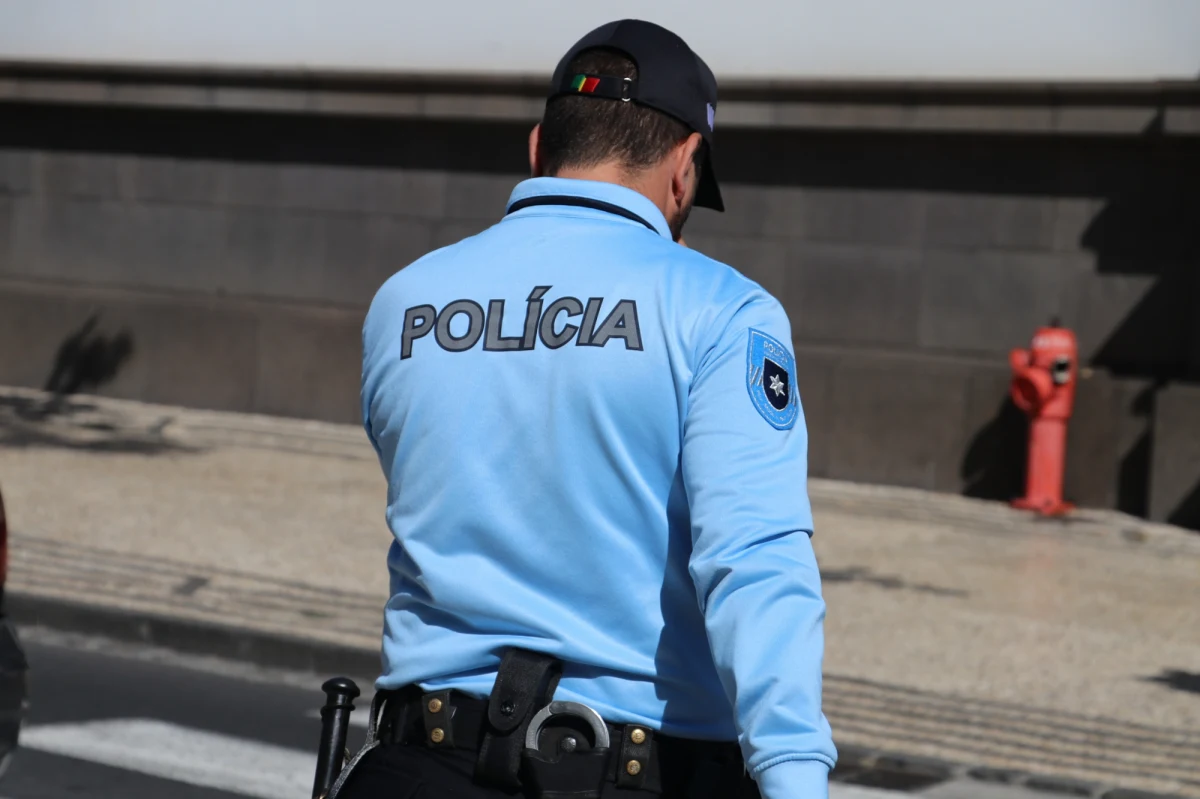 Czterech urzędników pracujących w radzie miasta Torres Vedras na zachodzie Portugalii zostało rannych wskutek ataku nożownika. Policji na razie nie udało się zatrzymać napastnika - 50-letniego mężczyzny.