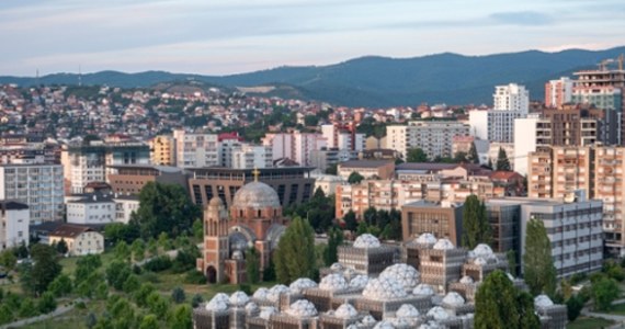 Rząd Serbii przyjął w poniedziałek projekt ustawy o uznaniu Kosowa za "obszar specjalnej ochrony socjalnej". To była prowincja kraju, której niepodległości Belgrad nie uznaje od momentu jej ogłoszenia. Ustawa ma powtrzymać Serbów od masowego opuszczania swoich domów w Kosowie. 