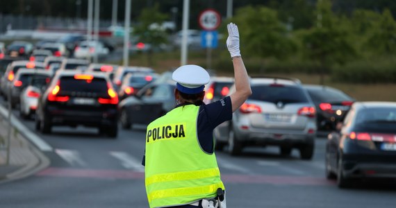 Początek listopada to wzmożony ruch na drogach w całej Polsce. ​Już od czwartku pojawi się na nich więcej policyjnych patroli, które będą miały do dyspozycji m.in. laserowe mierniki prędkości z rejestracją obrazu oraz pojazdy wyposażone w wideorejestratory. Trzeba spodziewać się także wzmożonych kontroli stanu trzeźwości i stanu psychofizycznego kierujących pojazdami.