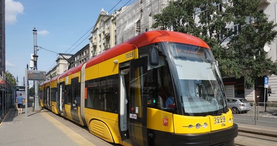 Ponad dwa lata mieszkańcy warszawskiego Wilanowa czekali na powrót linii tramwajowej. Pierwsi pasażerowie od wtorku korzystają z nowego środka komunikacji w tej części stolicy.