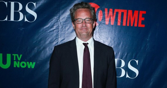 28 października minął rok od śmierci gwiazdora serialu "Przyjaciele", Matthew Perry’ego. Najbliżsi aktora gościli w programie NBC "Today", gdzie rozmawiali z Savannah Guthrie. Matka Perry’ego, Suzanne Morrison, ma nadzieję na to, że osoby odpowiedzialne za śmierć jej syna poniosą konsekwencje.