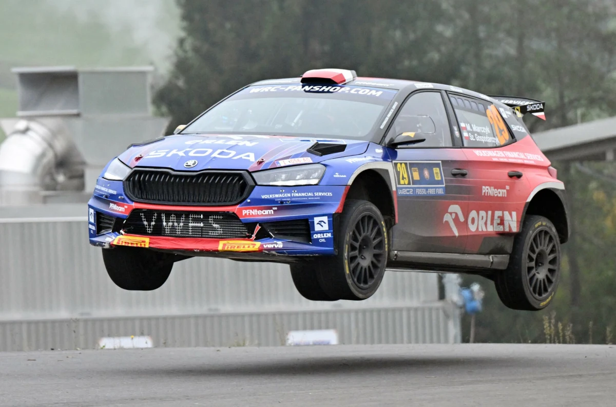 W minionym sezonie rajdowa załoga Mikołaj Marczyk i Szymon Gospodarczyk zajęła trzecie miejsce w cyklu mistrzostw Europy ERC. Na deser panowie stanęli jeszcze na najniższym podium w Rajdzie Europy Centralnej zaliczanym do mistrzostw świata w klasyfikacji WRC2. Mikołaj Marczyk w rozmowie z Patrykiem Serwańskim ocenił swoje tegoroczne starty. Opowiedział o tym, co musi poprawić w podejściu do rajdów i jak ma zamiar zmienić plany na sezon przygotowawczy.