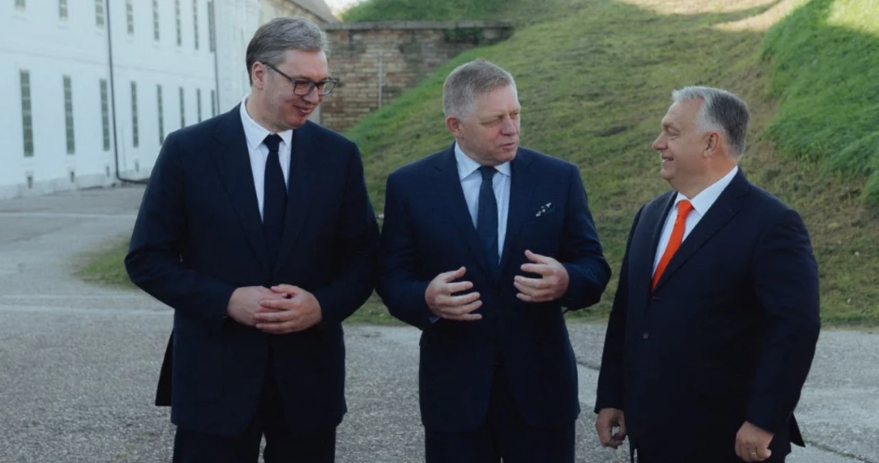 Węgry wyciągają pomocną dłoń do Serbii. Na zdjęciu prezydent Serbii Aleksandar Vučić, premier Słowacji Robert Fico, premier Węgier Viktor Orban