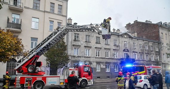 Groźny pożar kamienicy na warszawskiej Woli. Ogień wybuchł w budynku przy ulicy Miedzianej. Ewakuowano 40 osób. Po ugaszeniu pożaru strażacy znaleźli zwęglone ciało mężczyzny.