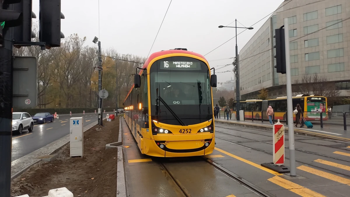 Ponad dwa lata mieszkańcy warszawskiego Wilanowa czekali na powrót linii tramwajowej. Pierwsi pasażerowie od wtorku korzystają z nowego środka komunikacji w tej części stolicy.
